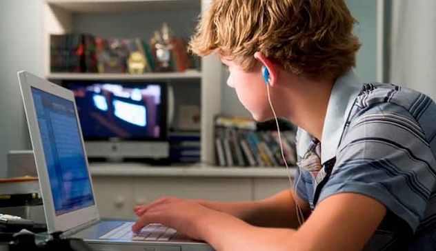Un 13enne mette in vendita i giochi per poter acquistare un computer: “Devo scrivere la tesina”
