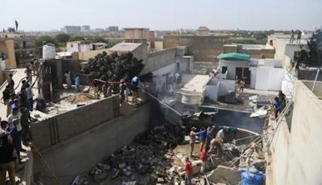 Pakistan. Un aereo si schianta su un’area residenziale di Karachi: a bordo 107 persone
