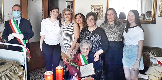 La comunità di Serrenti è in festa, Maria Marcialis spegne 100 candeline