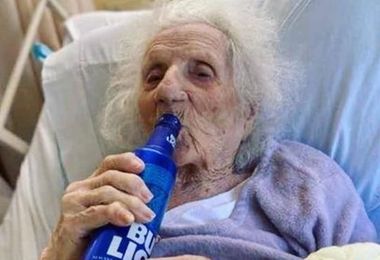 Nonnina di 103 anni sconfigge il Covid e festeggia bevendo birra 