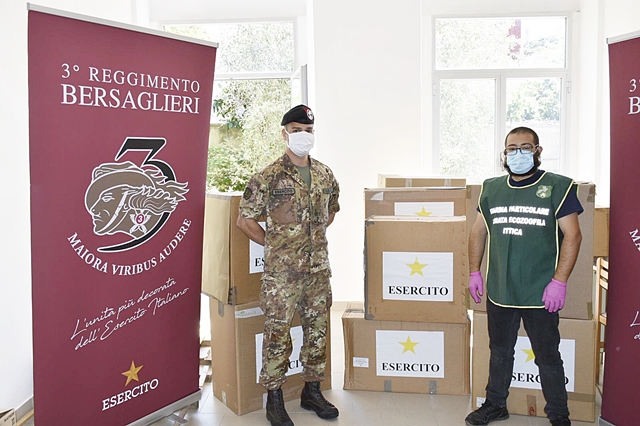 Bersaglieri della Brigata Sassari dal cuore d’oro: donano aiuti alimentari alle famiglie in difficoltà
