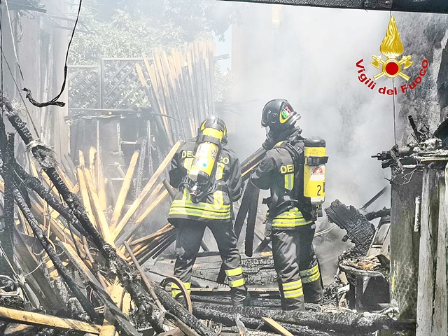 Pauroso incendio distrugge una casa, marito e moglie messi in salvo dai Vigili del Fuoco
