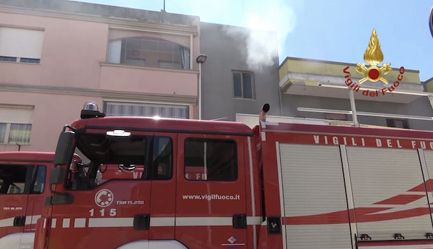Incendio in un locale tecnico accanto a una rivendita di bombole: i vigili del fuoco evitano il peggio