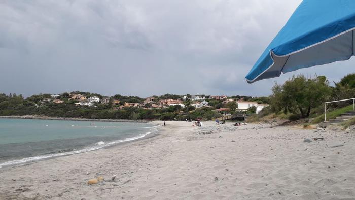 Vento e piovaschi, poca gente in spiaggia in Sardegna