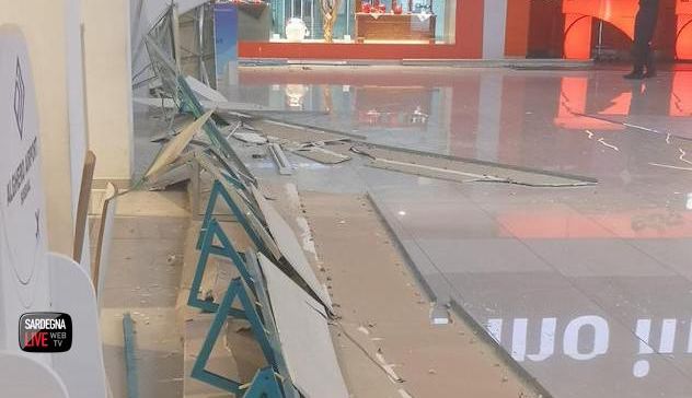 Crolla il controsoffitto dell’aeroporto di Alghero: le foto