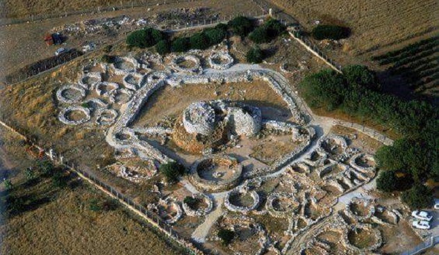 Riaprono i siti archeologici di Alghero: il nuraghe Palmavera e la necropoli di Anghelu Ruju
