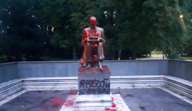 Milano. Imbrattata la statua dedicata a Indro Montanelli. 