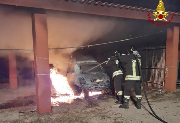 Auto in fiamme in un camping a Valledoria