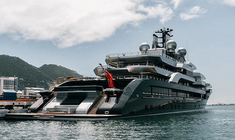 Al molo di Cagliari approda nuovamente il Crescent, yacht di lusso da 600 milioni di euro