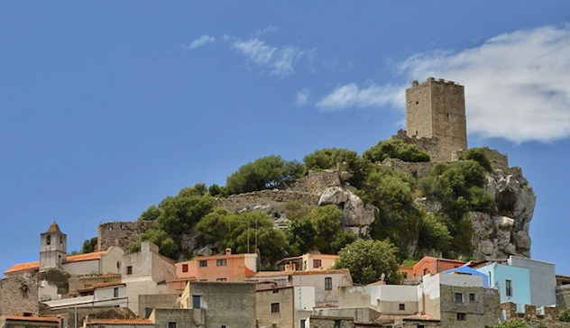 Posada, il borgo della Baronia dominato dal Castello della Fava