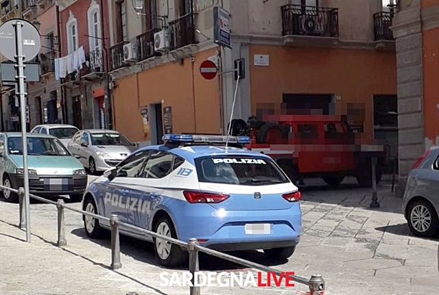 Sorpreso a forzare una macchinetta del caffè per pochi euro, arrestato dalla Polizia 