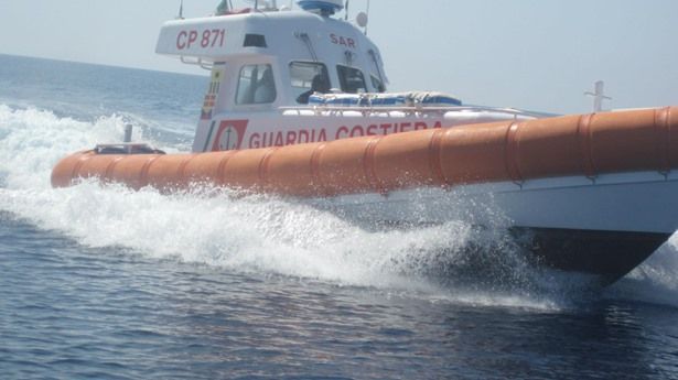 Motore dello yacht in avaria, tratti in salvo 4 turisti