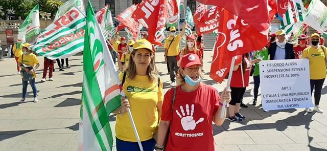Sit in dei lavoratori a Cagliari e Sassari delle mense scolastiche e imprese di pulizie: non hanno un soldo