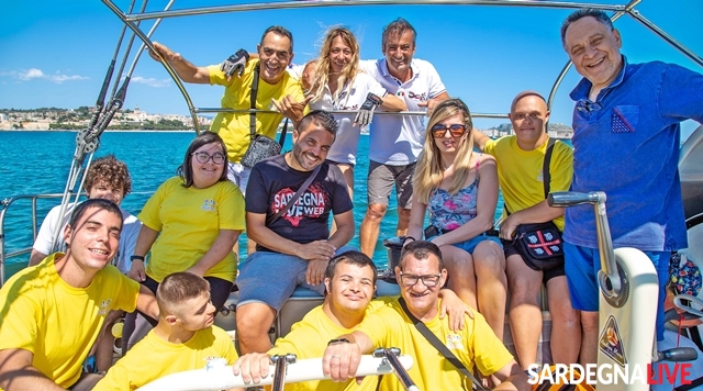 Andrea Mura e gli atleti della Olimpia Onlus a bordo della barca a vela “Vento di Sardegna”. VIDEO