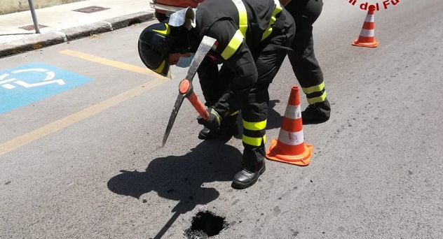 Fori sull'asfalto in viale Mameli, l'intervento in mattinata dei vigili del fuoco