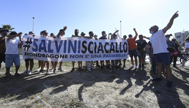 Focolaio a Mondragone, arriva Salvini. Tensioni e disordini
