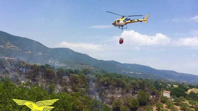 Oggi in Sardegna 17 incendi: 7 gli interventi aerei del Corpo forestale