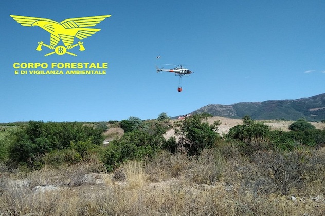Incendio divampa a Montresta: sul posto un elicottero del Corpo forestale