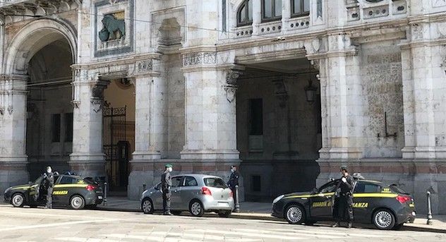 Cagliari. Motociclista sfreccia e impenna davanti alla Guardia di finanza: per lui 11 verbali 