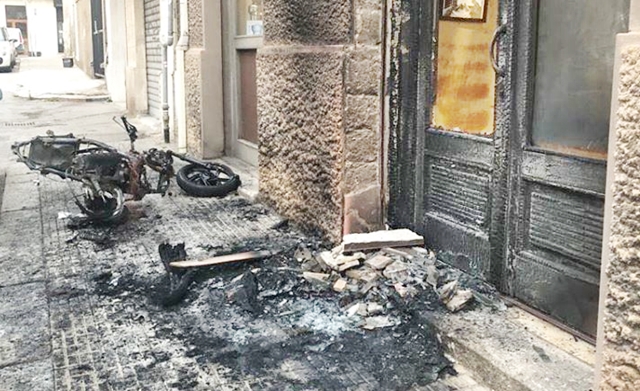 Scooter rubato dato alle fiamme davanti ad un noto ristorante: danni per migliaia di euro