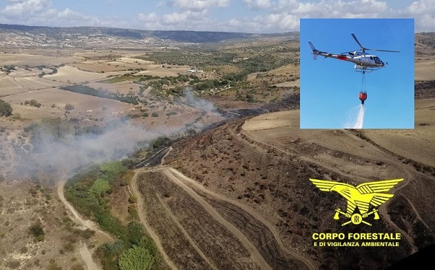 Bosco in fiamme a Carbonia, sul posto l'elicottero del Corpo forestale