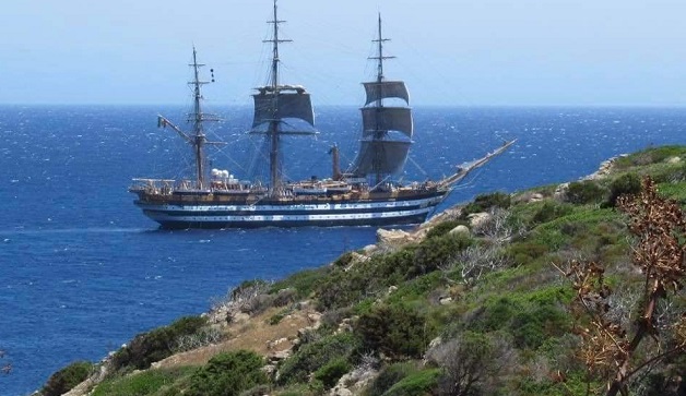 L'Amerigo Vespucci approda sulle coste di Porto Cervo