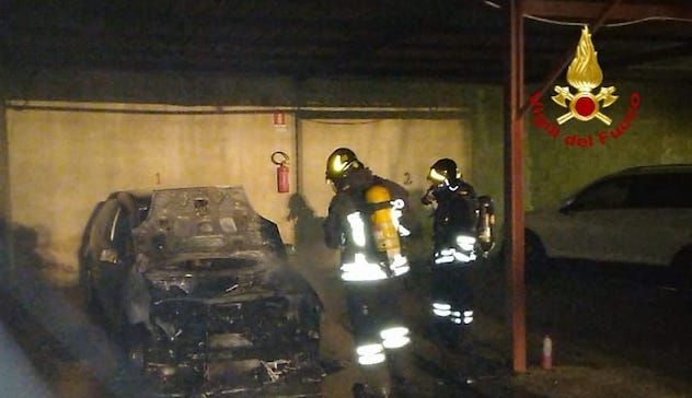 Auto a fuoco nella notte a Cagliari e ad Assemini