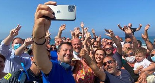 Salvini ritorna a Mondragone: 