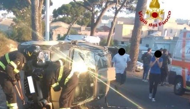 Cagliari. Auto si ribalta in viale Calamosca: grave una ragazza 