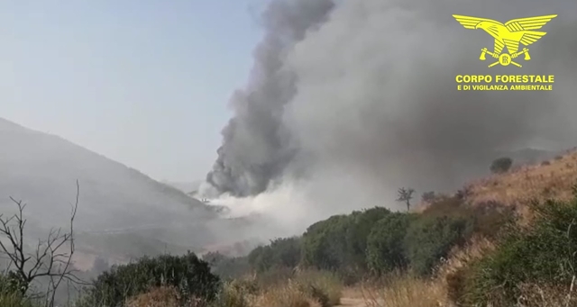 Fuoco ‘assassino’, 29 i roghi di oggi: 4 incendi spenti con i mezzi aerei della Forestale