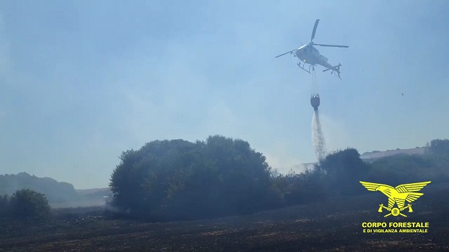 Incendio ad Arzana, intervento aereo del Corpo forestale