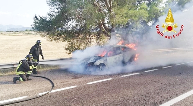 Auto prende fuoco in viaggio, automobilista riesce miracolosamente a salvarsi