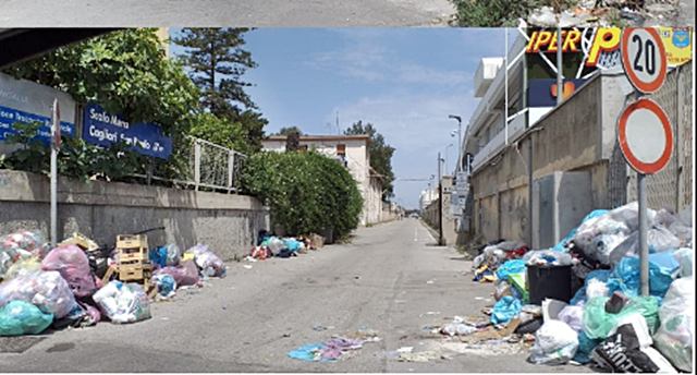 La vergogna di viale La Playa, cumuli di rifiuti vicino al centro commerciale e alle case