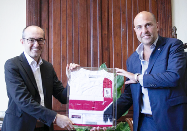 La maglia del Centenario donata dal Cagliari Calcio al Comune