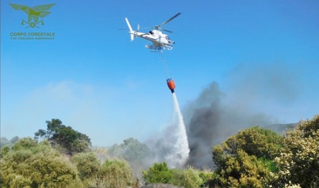 Incendio ad Assemini, sul posto un elicottero del Corpo forestale