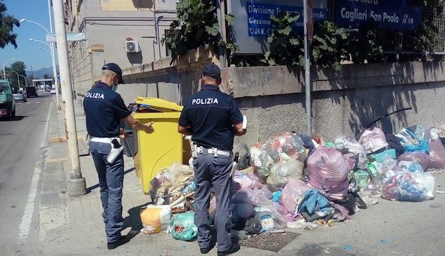Cagliari. Abbandonano rifiuti nello scalo ferroviario: ripresi dalle telecamere 