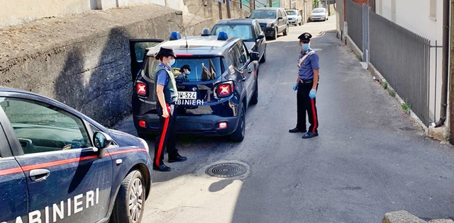 Picchia la madre e si scaglia contro i Carabinieri: arrestato