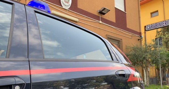 Appiccarono le fiamme all’auto di un commerciante, i Carabinieri denunciano tre persone