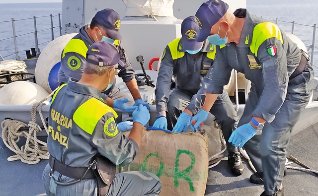Guardia di Finanza recupera in mare due valigie: dentro c’erano 60 Kg di droga