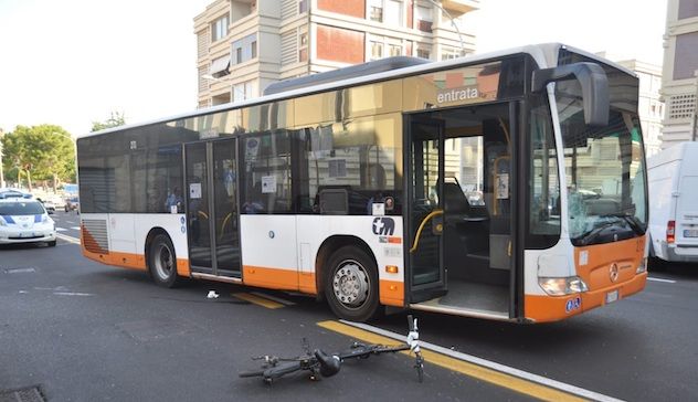 Cagliari. Incidente tra bici e autobus: grave un 53enne