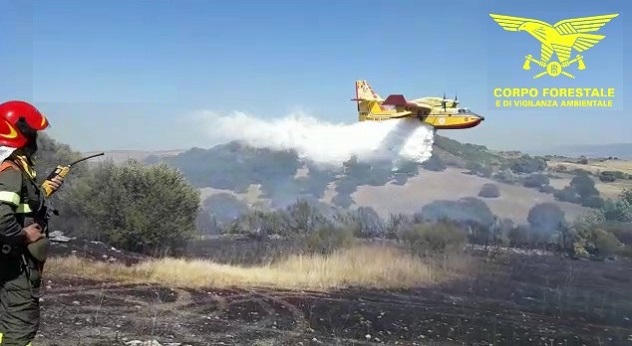 La Sardegna è un inferno di fuoco: 24 incendi e 10 interventi aerei