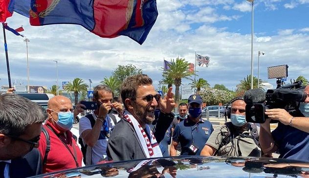 Di Francesco è sbarcato a Cagliari, selfie con i tifosi