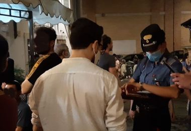 A Capri i carabinieri distribuiscono mascherine ai turisti