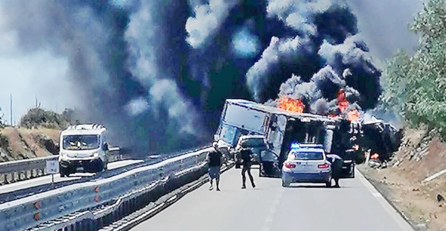 Camion si ribalta e prende fuoco, tragedia sfiorata sulla 131