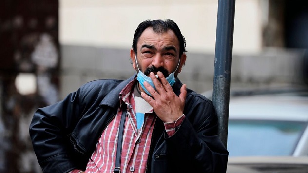 La Spagna chiude le discoteche e vieta il fumo in strada