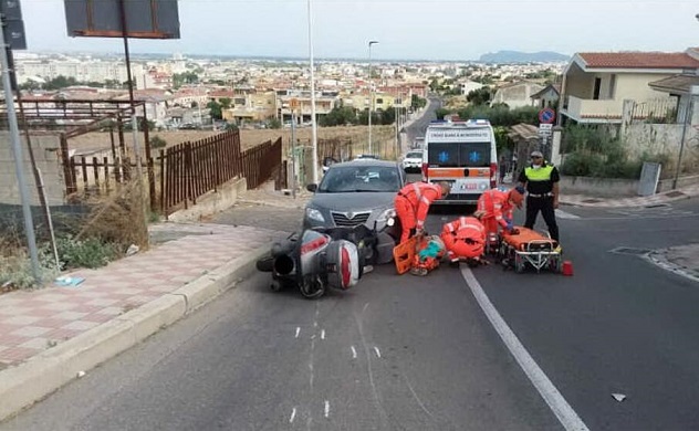 Cagliari. Conducente di una moto va a sbattere contro un'auto