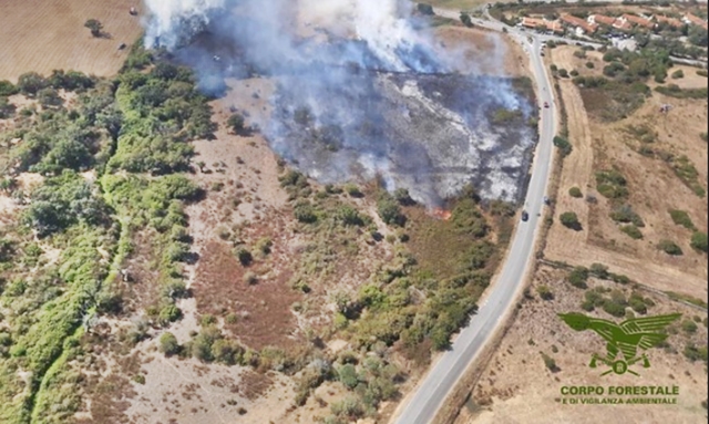 L’Isola tra la morsa dei fuochi, 20 i roghi odierni: mezzi aerei intervengono su 6 incendi