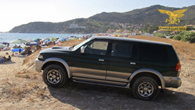 Fuoristrada parcheggiato nella spiaggia di Solanas: sanzione di 400 euro