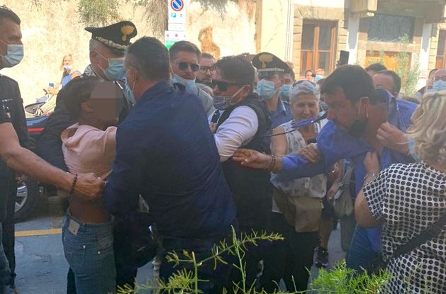 Salvini aggredito da una ragazza durante il suo tour a Pontassieve