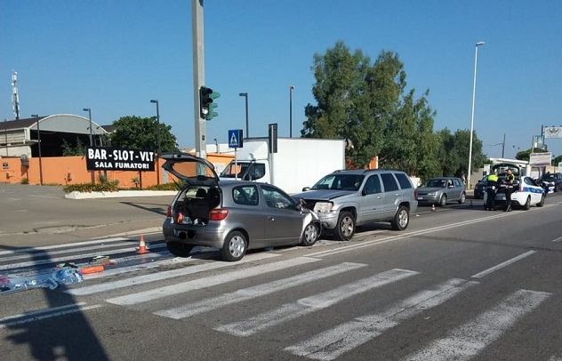 Frontale fra due auto a Cagliari. Conducente ricoverata in codice rosso